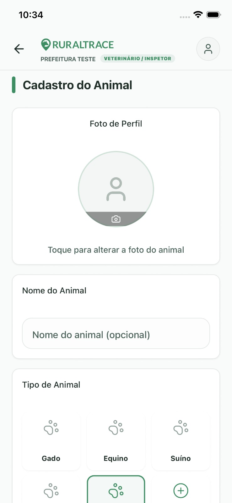 Aplicativo RuralTrace no celular: tela de cadastro de animal usada em campo